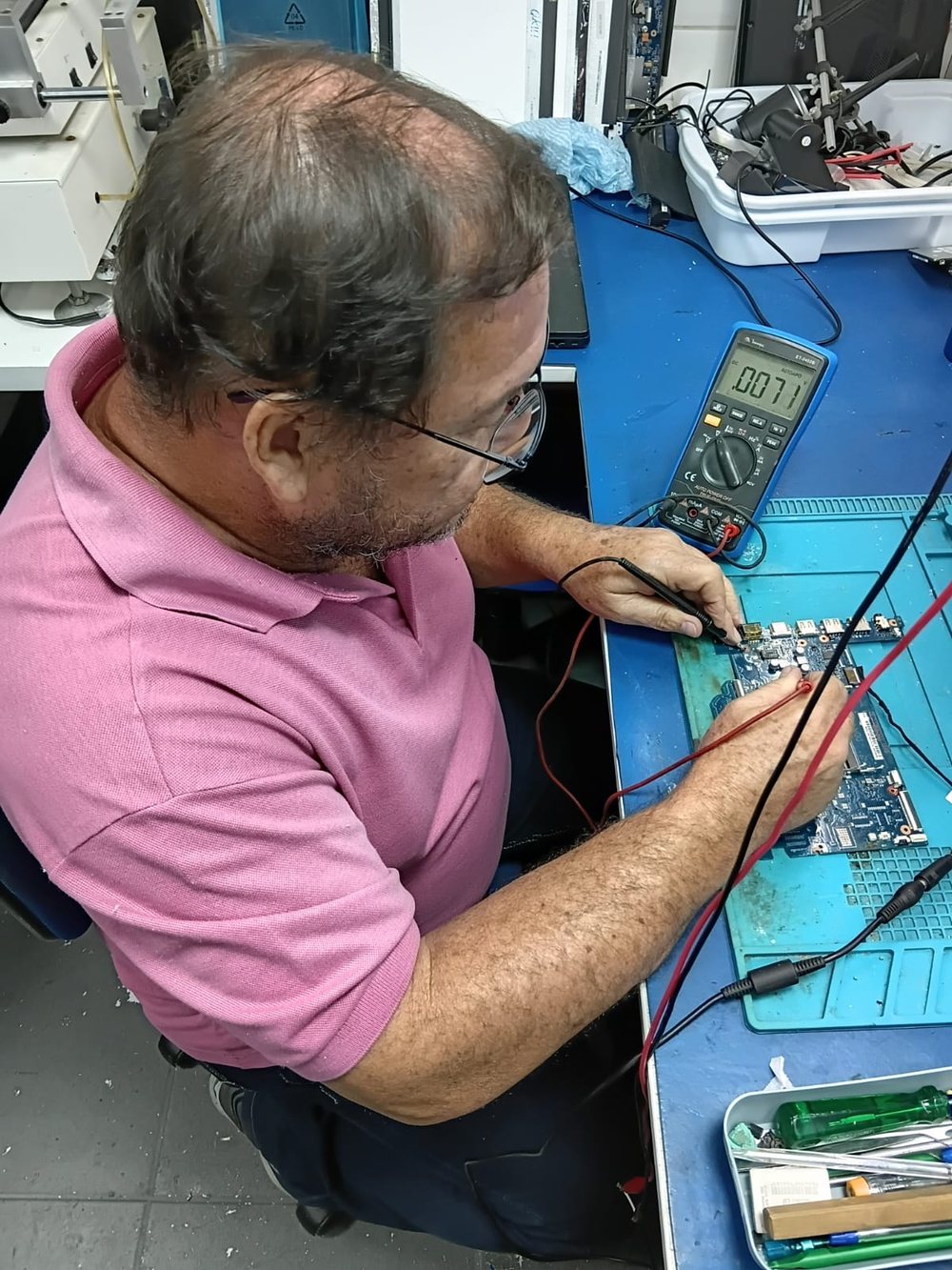 Diagnóstico eletrônico em placa de notebook