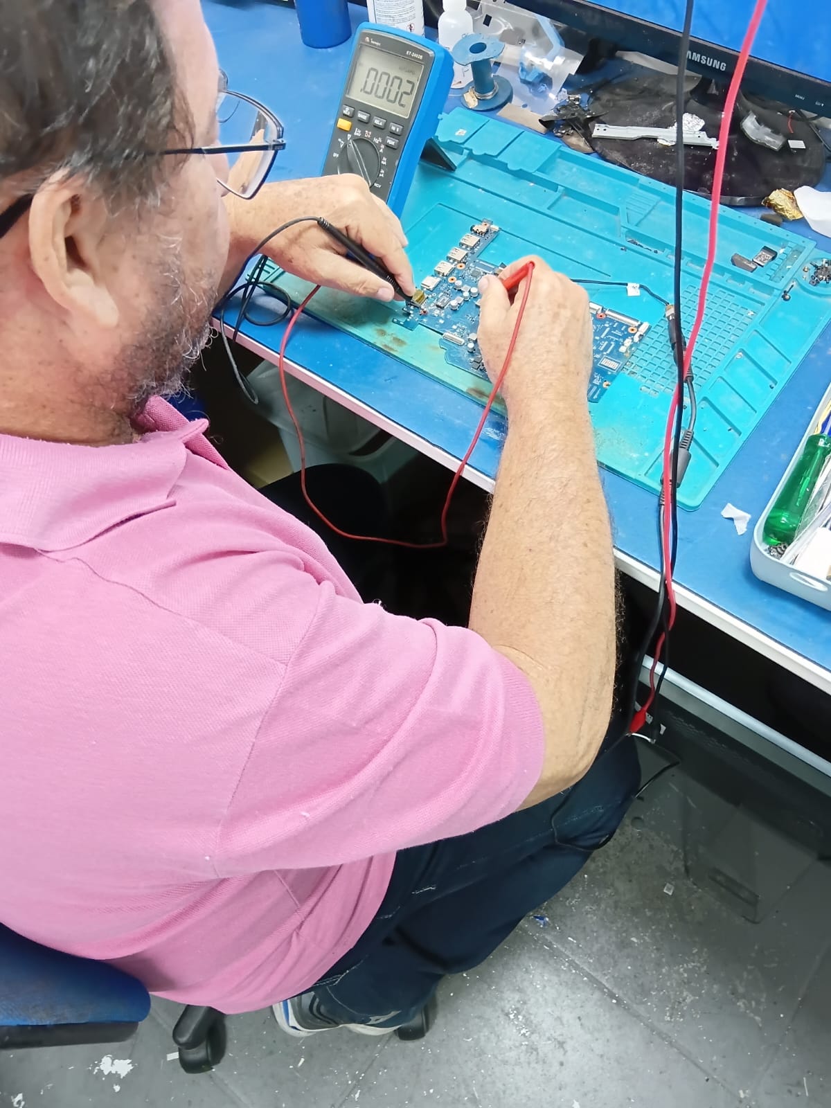 Medição de placa de notebook com multímetro profissional